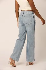 Pantalón de jean celeste de corte wide leg con licra y una franja azul marino a los costados.