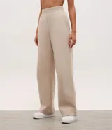 Pantalón deportivo de corte recto confeccionado en mezcla de algodón y poliéster, con cintura alta de tejido canelado y bolsillos laterales funcionales.