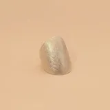Anillo de plata 925 con acabado satinado, de diseño ancho y envolvente que cubre gran parte del dedo.