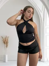 Top amarillo pálido con cuello halter y escote profundo. Se puede usar de múltiples formas.