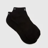 Medias tipo soquete de corte bajo, color negro, con detalle de logo bordado en blanco en la parte superior.