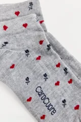 Pack de dos pares de medias soquete marca Caro Cuore. Un par es de color gris melange con estampado de corazones rojos y flores negras, y el otro par es de color crema con rayas horizontales finas en gris y un corazón rojo bordado en el talón.