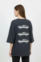 Remera negra de manga corta, cuello redondo y diseño holgado, con estampado frontal en color blanco con la inscripción "Race Vibes".