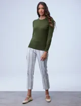 Buzo rojo de tejido fino con cuello redondo y mangas largas. Detalle de botones dorados en los puños.