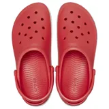Zuecos Crocs modelo Off Court, color rojo con entresuela blanca de plataforma. Presentan un diseño inspirado en zapatillas deportivas con puertos de ventilación, correa giratoria en el talón y suela de goma.