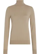 Sweater color beige de tejido de punto, con cuello alto y mangas largas.