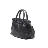 Cartera chica de símil cuero color negro, de diseño estructurado con doble asa de mano y correa de hombro ajustable y desmontable. Cuenta con detalles de cordones fruncidos en los laterales y el logo metálico de la marca en la parte frontal.
