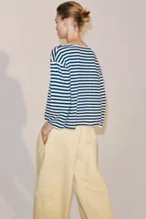 Camiseta rústica de algodón con diseño de rayas horizontales en azul marino y blanco, de corte oversize, cuello barco y manga larga.