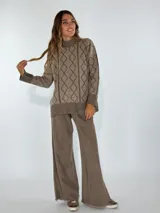 Sweater de lana color marrón con cuello alto y diseño de rombos en relieve.