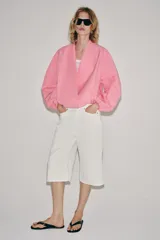 Chaqueta bomber ZW Collection de corte cruzado con escote en pico, manga larga abullonada con puños elásticos y bolsillos delanteros.