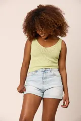 Short de jean celeste con licra, tiro alto y ruedo desflecado.