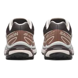 Championes Salomon XT-6, calzado de trail running adaptado para uso urbano. Diseño en color negro, gris, rojo y blanco, con sistema de cordones de ajuste rápido Quicklace y suela de gran tracción.