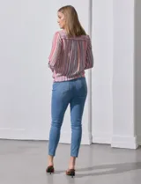 Camisa de gasa estampada, marca Zac & Rachel. Cuello a la base, escote en V y abertura central con botones. Delantera con bolsillo aplicado. Largo de manga regulable con presilla y botón. Terminación opcional de nudo en ruedo.