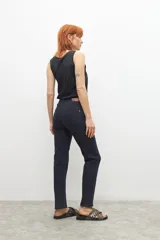 Pantalón de mezclilla de corte slim fit, color azul marino oscuro, con tiro medio y cierre de botones.