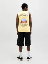 Musculosa oversize de algodón con cuello redondo y calce relajado. Presenta un diseño estampado en la espalda con motivos veraniegos y tipografía alusiva a Saint-Tropez.