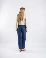 Campera estilo motero de símil cuero en color beige, con cuello alto, cierre frontal asimétrico y paneles acolchados en los hombros.