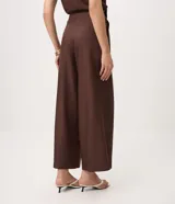 Pantalón sastrero wide leg color marrón, con diseño de perneras amplias, tiro alto y pinzas delanteras.