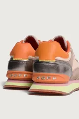 Zapatillas Hoff modelo Cagliari, con paneles de cuero y tela en tonos beige, marrón y naranja. Suela de goma con diseño gráfico.