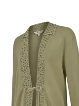 Cardigan de punto color verde militar con cuello solapa, mangas largas y detalle de lazo frontal para atar.