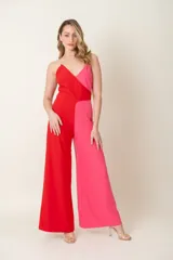 Mono de vestir color rojo y rosado, con breteles finos de perlas y corte palazzo.