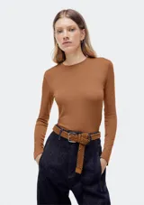 Remera marrón de manga larga y cuello redondo.