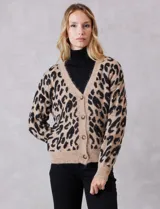 Cardigan de punto con estampado animal print, escote en V y cierre frontal con botones. Presenta puños y ruedo acanalados, con un diseño de calce holgado.
