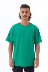 Remera verde de algodón con cuello redondo y logo pequeño estampado en el pecho.