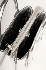 Cartera mini tote color negro charol, con doble asa corta y correa larga desmontable y ajustable.