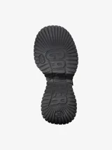 Zapato tipo Mary Jane color negro, con correa con hebilla y plataforma con suela track.