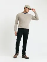 Sweater de punto con escote en V y manga larga, confeccionado en tejido acrílico con textura suave.