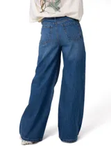 Jeans de corte wide leg en color azul medio, con diseño clásico de cinco bolsillos, cierre de cremallera y botón, y costuras en contraste.