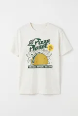 Remera blanca de manga corta y cuello redondo, con estampa frontal temática de Pizza Planet con los personajes de Toy Story.