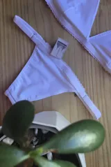 Tanga blanco de lycra regulable con entrepierna de algodón.