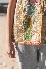 Chaleco bordado a mano con flores y mostacillas al estilo hindú.