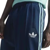 Pantalón deportivo adidas de la selección de Alemania, color azul marino con franjas laterales claras. Presenta cintura elástica, logo de la marca y escudo del equipo en los laterales.