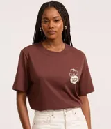 Remera marrón de algodón y poliéster, con cuello redondo y mangas cortas. Estampa en la espalda con la palabra "Market" y dibujo de vegetales.