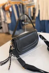 Cartera bandolera de tamaño compacto en color camel, con diseño estructurado y solapa frontal. Incluye doble asa: una corta fija de cuero sintético y una correa larga estilo sport regulable. Cuenta con cierre de cremallera y broche imantado, además de un detalle de llavero colgante.