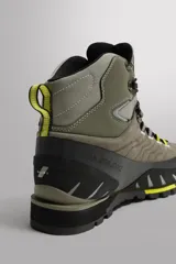 Bota de montaña color verde con detalles en gris y negro. Cuenta con membrana impermeable, sistema Recco para localización en avalanchas, puntera reforzada con tecnología Shield Protect Max y suela de goma antideslizante resistente a bajas temperaturas. Incluye plantilla OrthoLite extraíble.