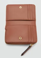 Billetera pequeña de cuero sintético con efecto saffiano color tostado, de diseño compacto con seis ranuras para tarjetas, bolsillo lateral con cierre de cremallera y cierre de solapa con botón a presión. Incluye detalle de costuras pespuntadas y el logo de la marca estampado en color dorado en el frente.