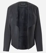 Campera de cuero sintético (PU) color negro, con diseño de solapas delanteras abiertas, mangas largas y corte recto. Presenta detalles de recortes a láser en la superficie.