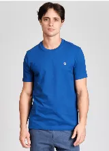 Remera azul de manga corta confeccionada en algodón jersey con el logo Sticker Pete bordado en el pecho.