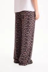 Pantalón de viscosa con estampado animal print tipo cebra, corte recto y cintura elastizada.