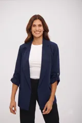 Blazer Jade azul marino con solapas y mangas tres cuartos con trabilla y botón para ajustar.