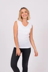 Musculosa básica de algodón, color blanco, con escote en V y diseño ajustado.