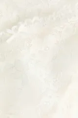 Pack de dos bombachas tipo colaless confeccionadas en encaje color blanco, con cintura de tiro medio y pequeño lazo decorativo al frente.