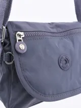 Bandolera de tela color lila con correa larga regulable.