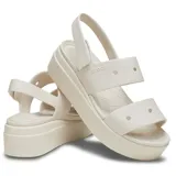 Sandalias Crocs modelo Brooklyn 4U, color negro, con diseño de dos correas con perforaciones para Jibbitz, tira trasera con velcro y suela de plataforma corrida.