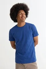 Remera de cuello redondo y manga corta, confeccionada en algodón, con diseño liso y corte clásico.