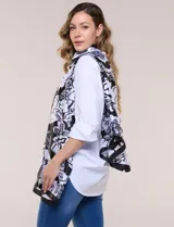 Pashmina de satén con estampado floral en tonos negros, grises y blancos, marca Jessica McClintock.