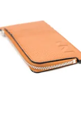 Billetera compacta de cuero sintético texturizado color celeste, con múltiples ranuras para tarjetas, compartimento principal con cierre y tirador de cierre con detalle de nudo.